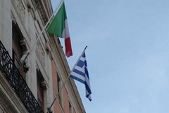Festa della Repubblica ellenica, la bandiera greca al Palazzo di città di Bari