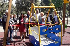Piazza Garibaldi, ecco la nuova altalena per tutti