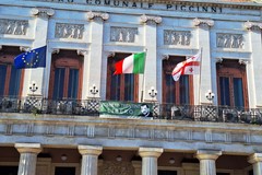 Bandiera della Georgia a Palazzo di Città di Bari per l'anniversario d'indipendenza