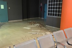 Altamura, crolla un soffitto nella hall dell'ospedale Perinei