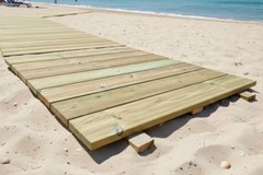 "Mare democratico", gazebo e passerelle sulle spiagge di Pane e Pomodoro e San Girolamo