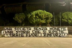 Bari, striscione ultras contro la società: «Fuori i rinforzi!»