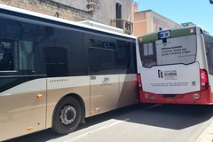 Traffico impazzito a Santo Spirito: due autobus si toccano, auto bloccate