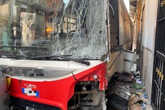 Bari, all’alba un autobus si scontra con una macchina all’incrocio tra via Quintino Sella e via Dante