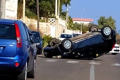 Auto si ribalta sul lungomare di Palese, illeso il conducente