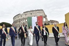 Sindaca di Merano rifiuta di indossare fascia tricolore. Lo sdegno di Antonio Decaro