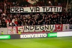 "Ora... via tutti!". Striscione perentorio degli ultras del Bari a Bolzano