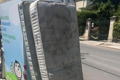 Altro che porta a porta: a Santo Spirito vecchi materassi smaltiti per strada