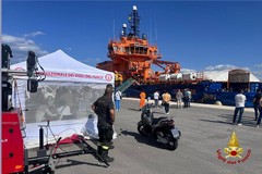 Sbarcati a Bari i migranti della nave Solidaire