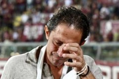 Protti torna sul campo di Livorno e si commuove. E Bari lo abbraccia
