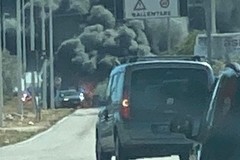 A fuoco autobus FSE: paura sulla statale 100 all'altezza di Casamassima