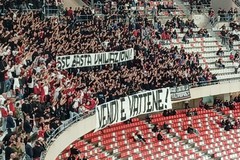 Lancio di petardi dagli spalti, 7mila euro di multa al Bari