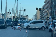 Auto contro scooter su via Capruzzi: traffico in tilt