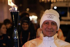 Protti in lacrime tedoforo per le Olimpiadi invernali nella sua Livorno