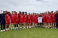 Joao Paulo fa visita al Bari. Foto di fine allenamento col mito biancorosso