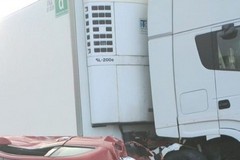 Tir oltre il new jersey di cemento invade la corsia opposta e centra tre auto