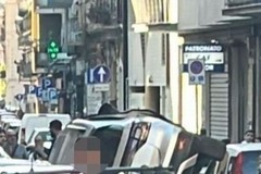 Auto ribaltata su via Re David: tre persone soccorse