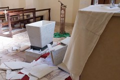 Vandali al cimitero di S.Spirito: «Nessuna sottrazione di ostie consacrate»