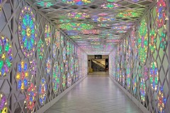 Un tunnel di luci simbolo di Puglia accoglie i turisti in aeroporto a Bari