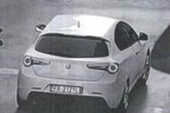 Alfa Romeo Giulietta sospetta. Il sindaco di Mola di Bari: "chiamate il 112"