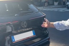 Danneggia le auto in sosta, fermato dalla Polizia Locale. Lo sfogo sui social