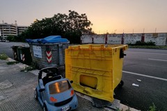 Auto giocattolo abbandonata in viale Falcone e Borsellino, la denuncia di Sos Città