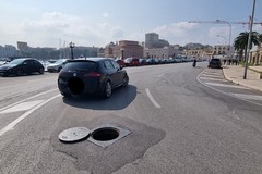 Tombino scoperto sul lungomare di Bari, l'auto rimane incastrata