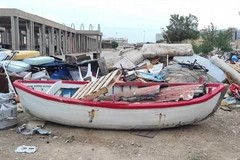 San Pio, una barca abbandonata alle spalle del deposito Amiu