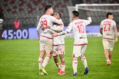 Favilli-Bonfanti goal, il Bari torna a vincere: 2-1 al Frosinone sotto il diluvio del San Nicola