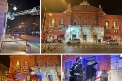 Caduta di un calcinaccio dalla facciata del Teatro Petruzzelli: intervengono i Vigili del Fuoco
