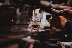 Il caffè al bar sta diventando un lusso?