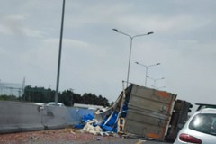 Bari, camion carico di frutta si ribalta sulla statale 16: traffico in tilt