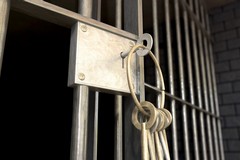 Calci e schiaffi a un detenuto a Bari, arrestati per tortura 3 agenti della polizia penitenziaria