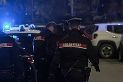 Non si fermano all’alt e tentano la fuga, ma finiscono sulle auto in sosta