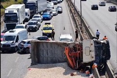 Camion ribaltato allo svincolo Santa Caterina. Traffico in tilt sulla SS16