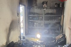 Rogo in un'attività di informatica a Bari: in fiamme anche batterie al litio