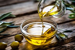 Leccese annuncia controlli sull'olio extravergine. Fratelli d’Italia: «Sbaglia, il compito è dei Nas»