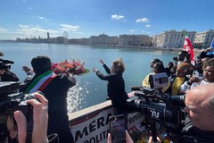 Una corona di fiori per le vittime di Cutro, l'iniziativa della Cgil Bari: «Diritti siano di tutti»