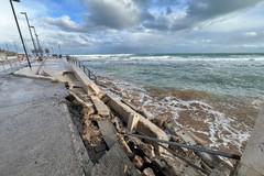 Maltempo, crolla una porzione del lungomare di Torre a Mare