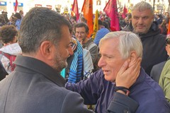Libera sfila a Roma per le vittime innocenti di mafia, Don Ciotti abbraccia Decaro