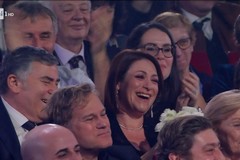 Colpo di scena a Sanremo: Luciana Di Bisceglie afferra il bouquet della Follesa