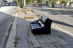 Japigia, un vecchio divano abbandonato in via Pucetia