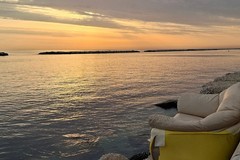 Divano abbandonato sul lungomare, l'ironia del sindaco di Bari: "Finito di ammirare l'alba portatevelo a casa"