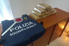Trasporta 10 chili di cocaina da Bari a Bologna: arrestato un 58enne