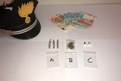 Nasconde dosi di hashish e cocaina in tasca: arrestato pusher in provincia di Bari