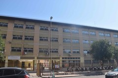 All’Istituto "Panetti-Pitagora" approda l’installazione di abiti indossati dalle vittime di violenza sessuale