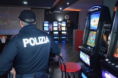 Sala giochi abusiva a Bari, la Polizia di Stato sequestra 6 apparecchi