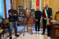 L’artista barese Emìr dona al sindaco Leccese l’opera “ico-nic” dedicata a San Nicola