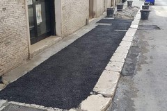 Bari, asfalto al posto delle mattonelle rotte: ripristino creativo in via Toti