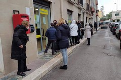 Bari, file fuori dall'ufficio postale: «Chiediamo una soluzione»